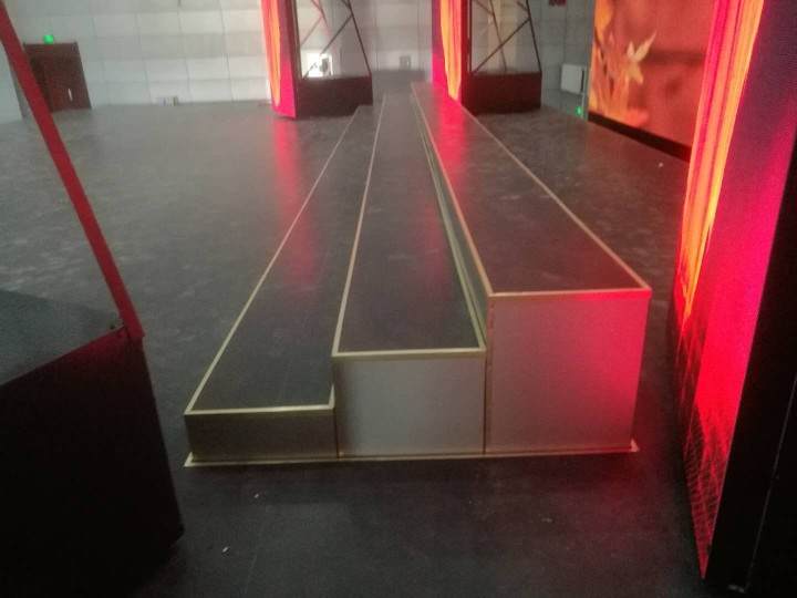 升降臺階