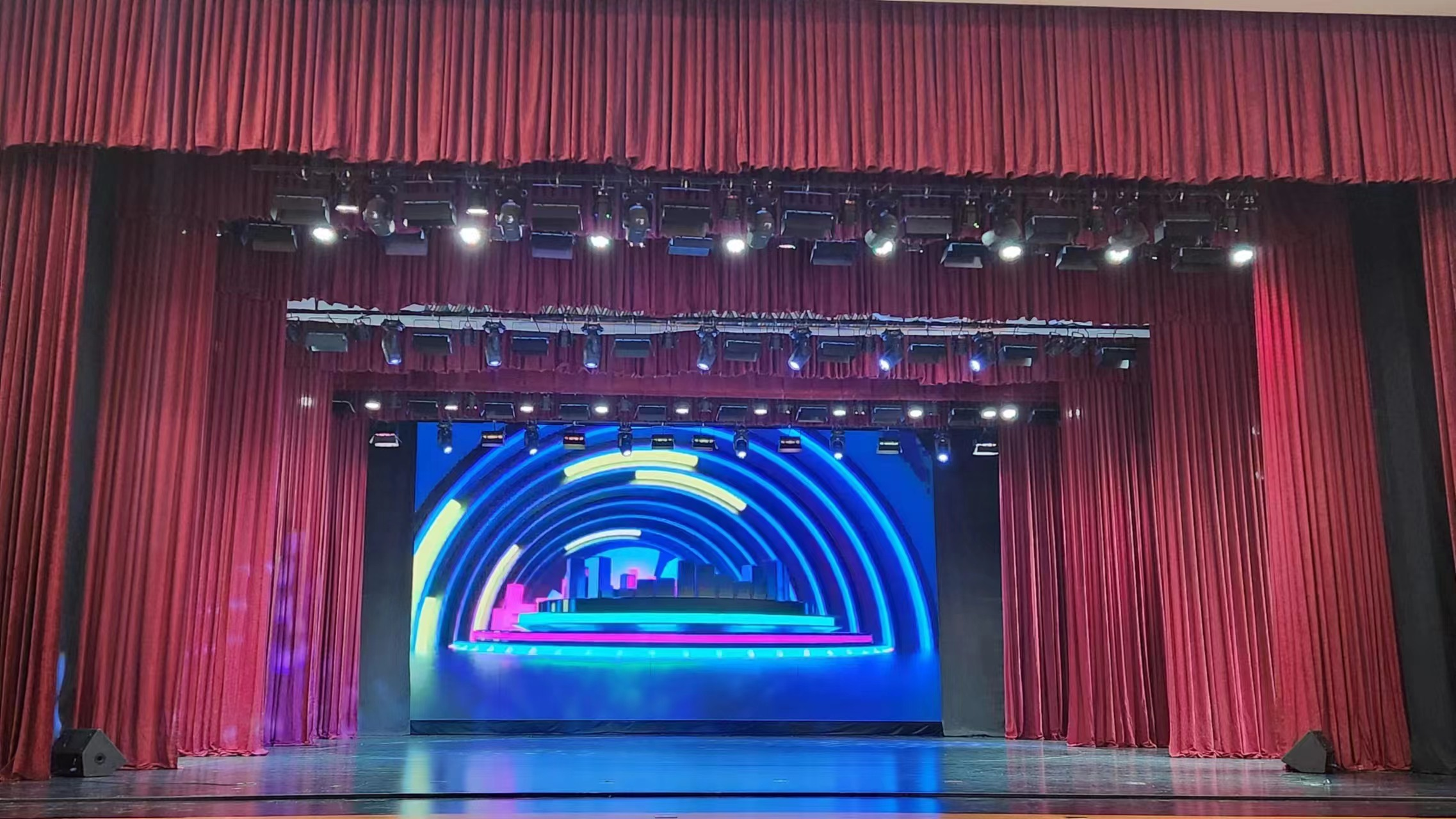 蒙古國(guó) 肯特會(huì)議中心劇院 舞臺(tái)機(jī)械、燈光、音響、LED屏項(xiàng)目已順利交付使用