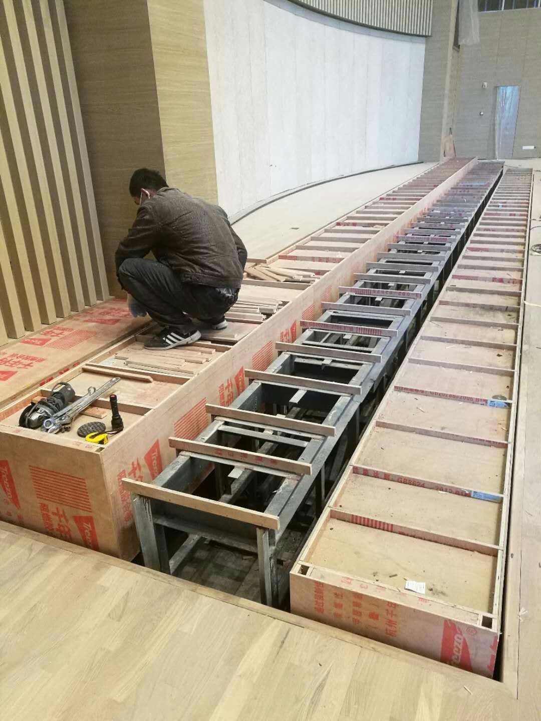 濰坊四中合唱臺階.jpg